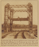 873000 Gezicht op de spoorbrug (hefbrug) over de Kruisvaart te Utrecht (spooraansluiting naar Veemarkt en ...